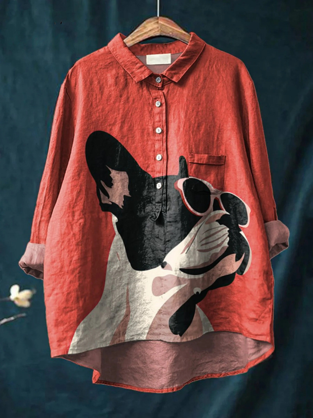 Camiseta informal con estampado decorativo de bulldog francés con gafas de sol sobre fondo rojo