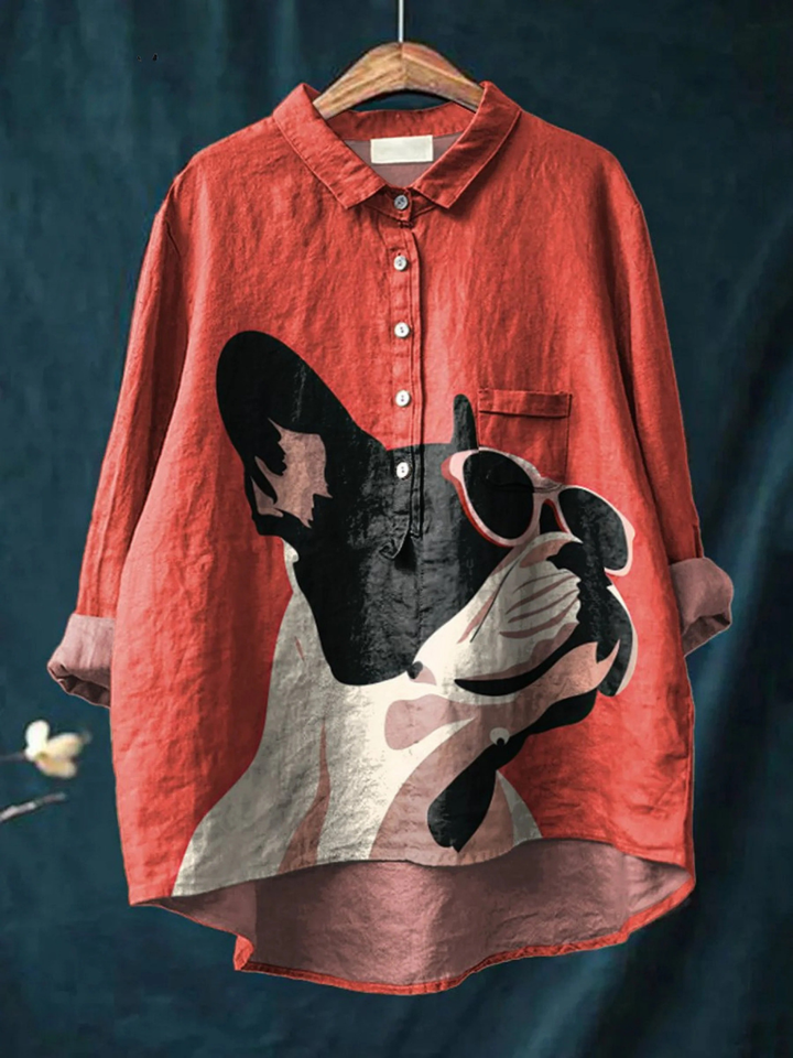 Camiseta informal con estampado decorativo de bulldog francés con gafas de sol sobre fondo rojo