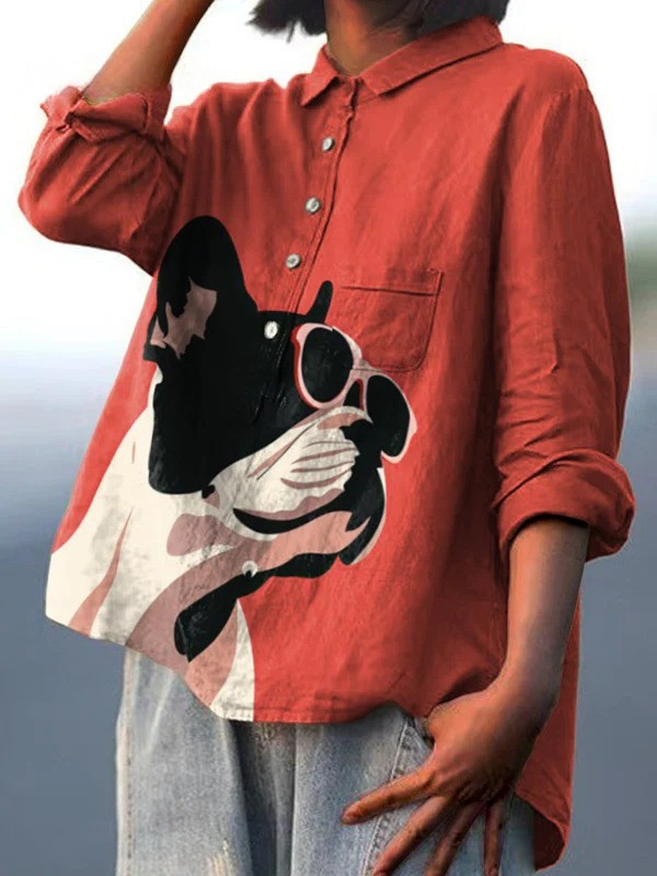 Camiseta informal con estampado decorativo de bulldog francés con gafas de sol sobre fondo rojo