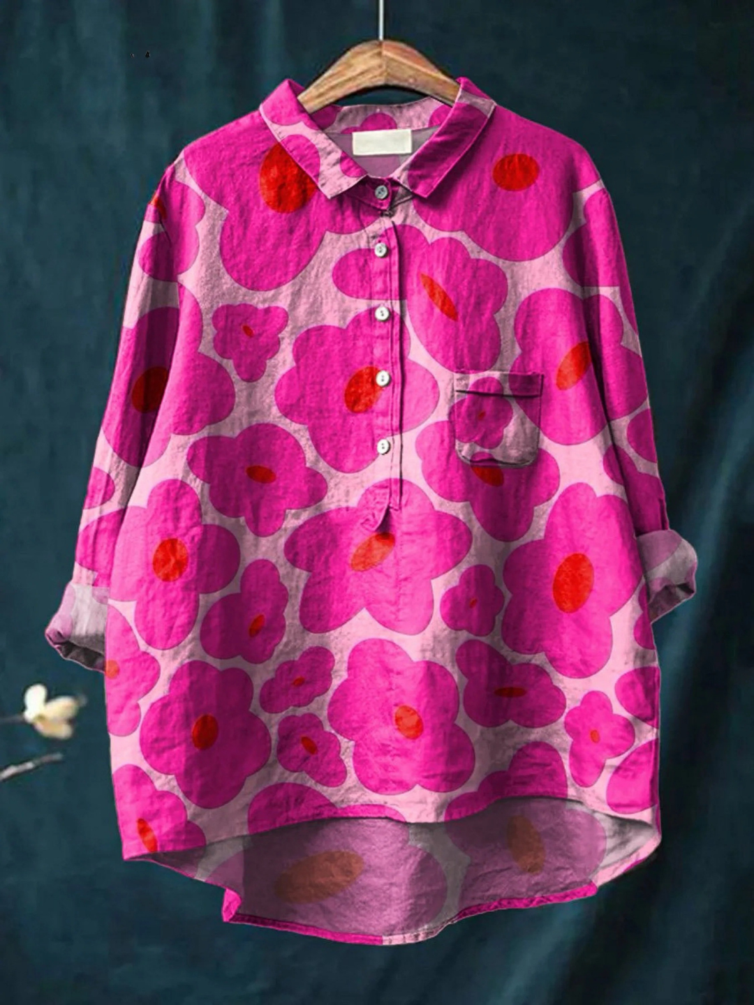 Camisa casual de mujer estampada con patrón floral rosa vibrante