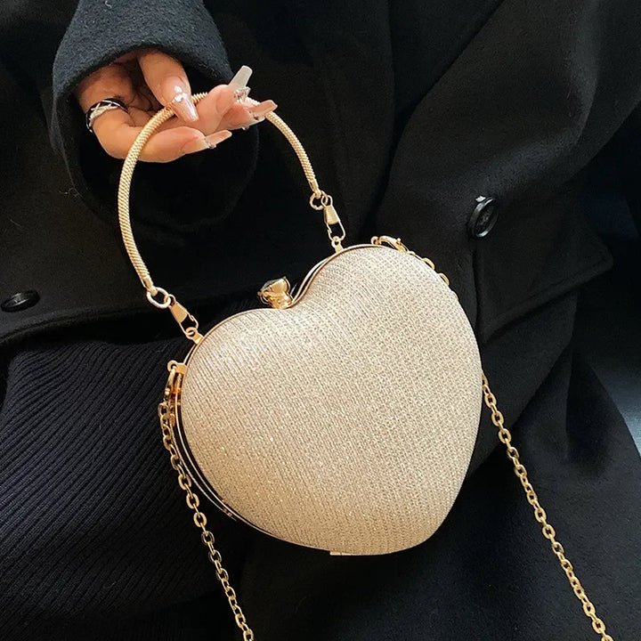 Bolso de metal brillante con forma de corazón